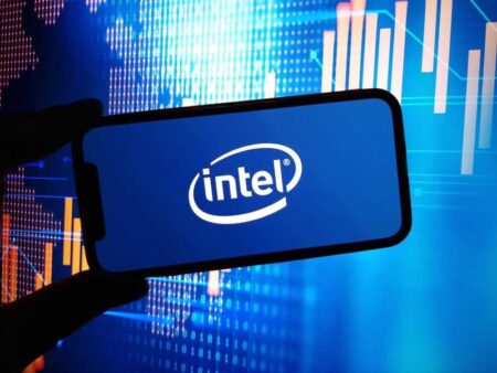 Intel stock valuation assessed amid market uncertainty