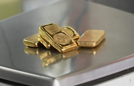 Global economic implications emerge if world’s entire gold supply enters market simultaneously.